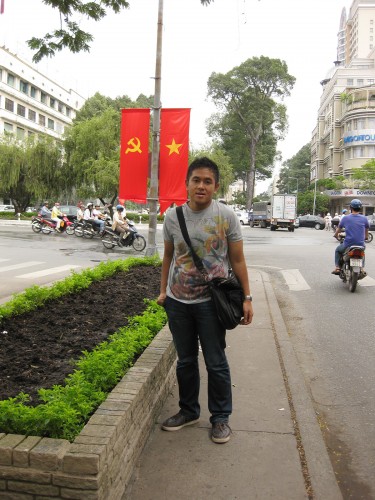 Bendera komunis di jalan
